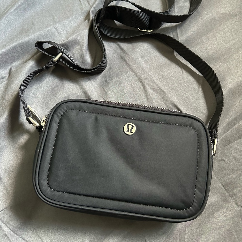 Lululemon Crossbody Bag - excellent condition - used handful of times